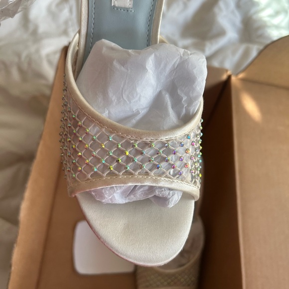Nine West size 6.5 shoe runs a little small - Picture 3 of 7